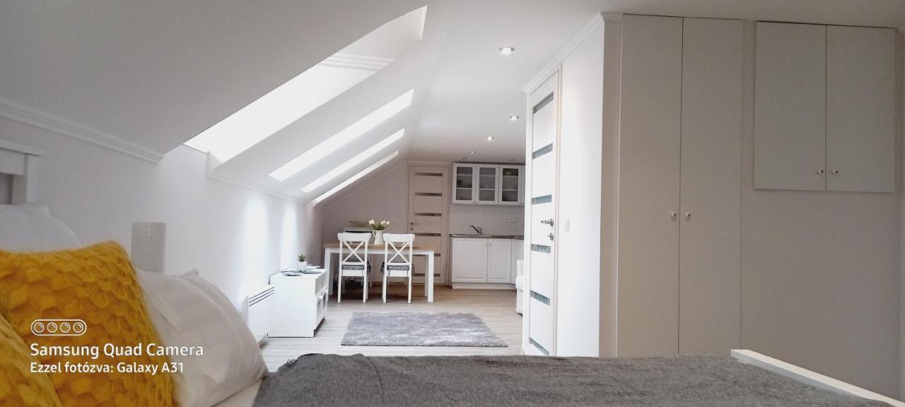 Julia Apartman Eger Esterno foto